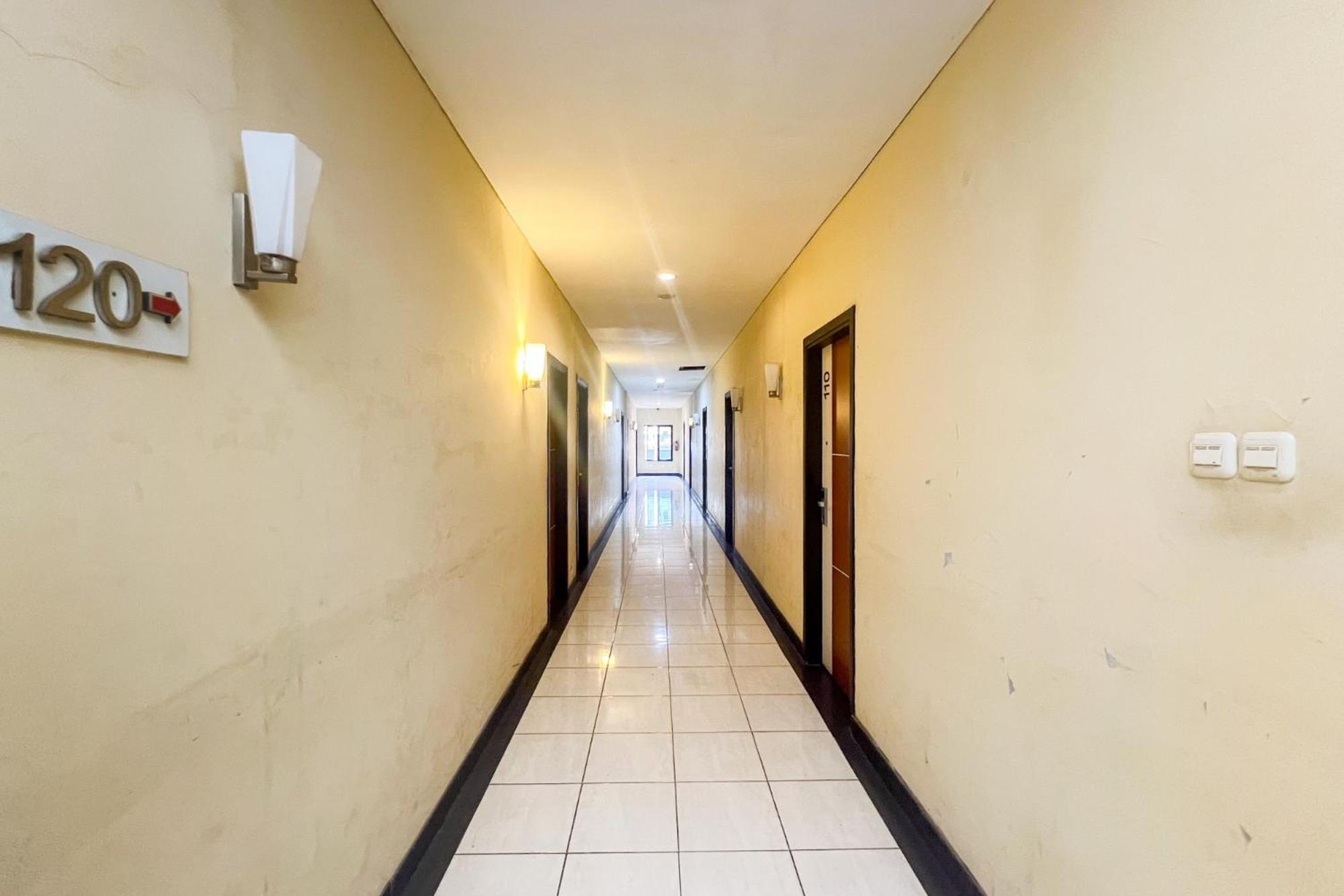 Urbanview Trisula Hotel Makassar Exterior photo