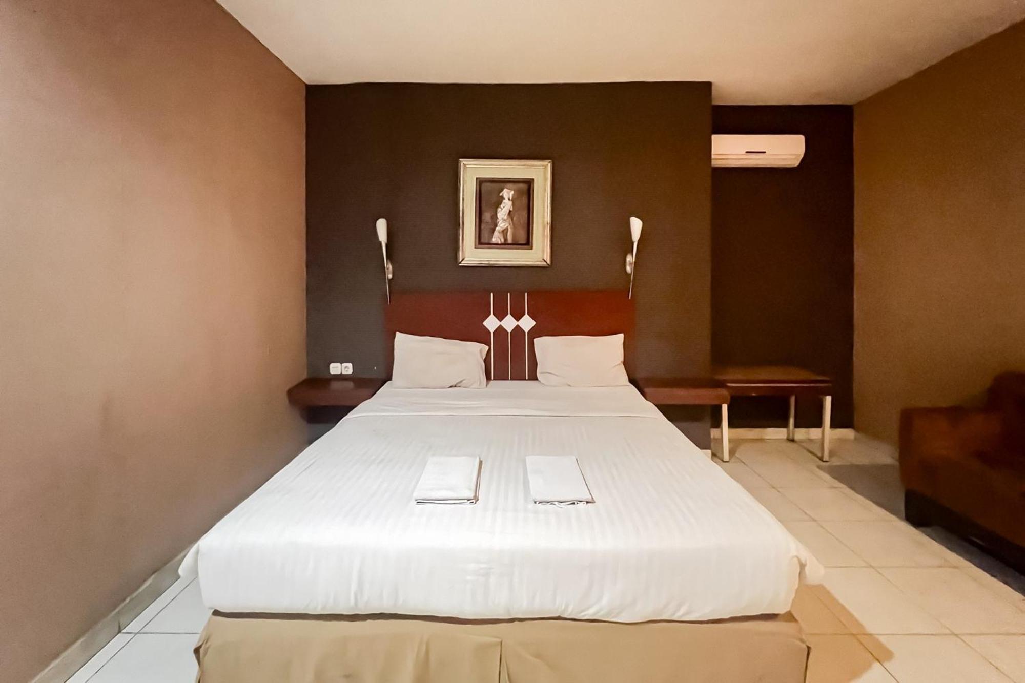 Urbanview Trisula Hotel Makassar Exterior photo