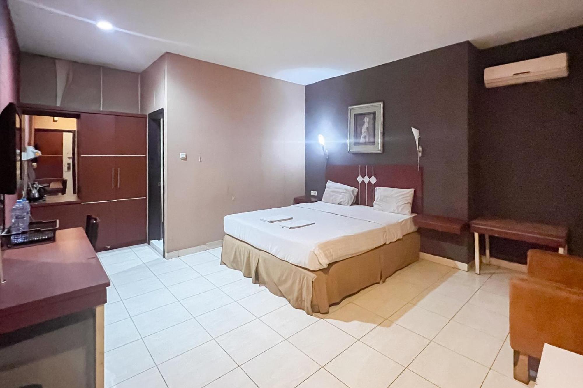 Urbanview Trisula Hotel Makassar Exterior photo