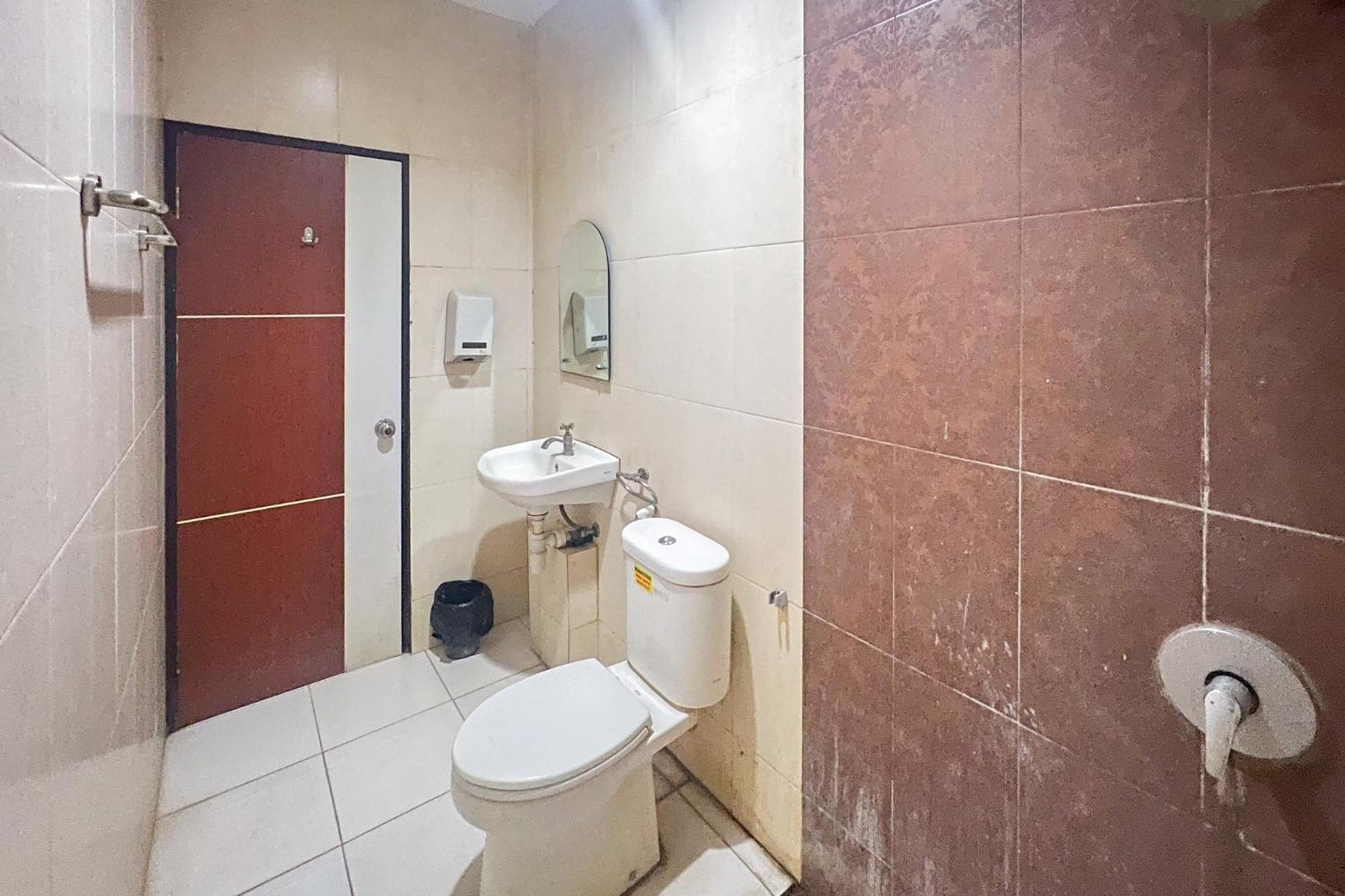 Urbanview Trisula Hotel Makassar Exterior photo