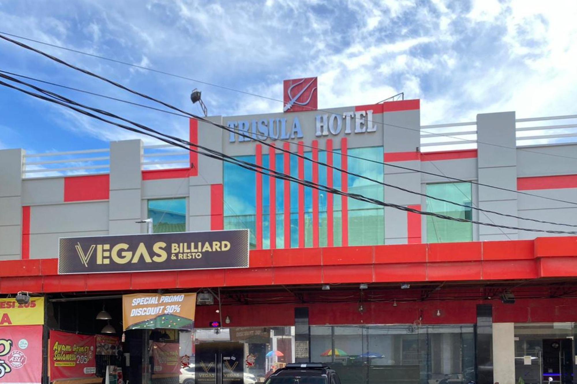 Urbanview Trisula Hotel Makassar Exterior photo
