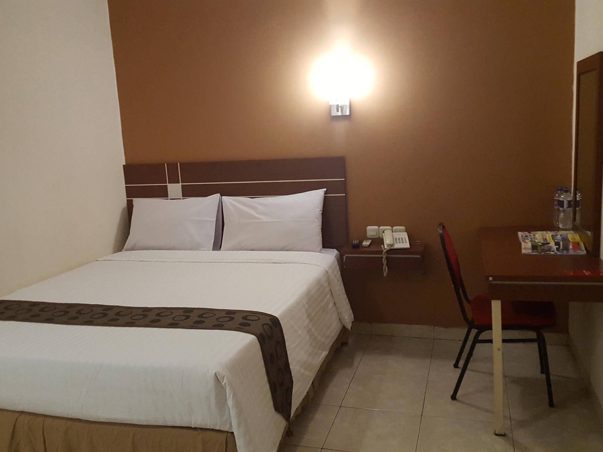 Urbanview Trisula Hotel Makassar Exterior photo